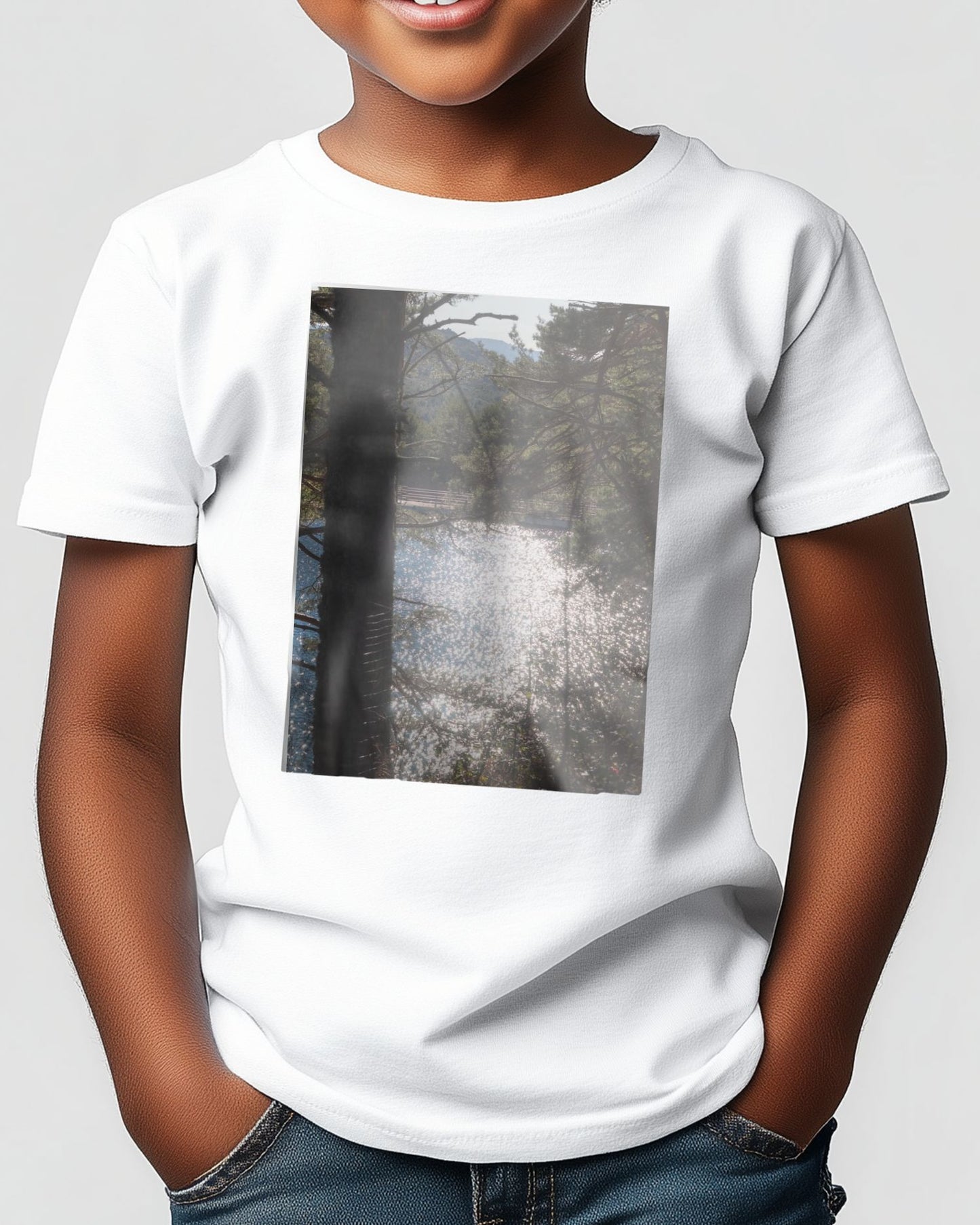 Los reflejos del lago en el bosque que dan un aurea nostálgica - @filmload