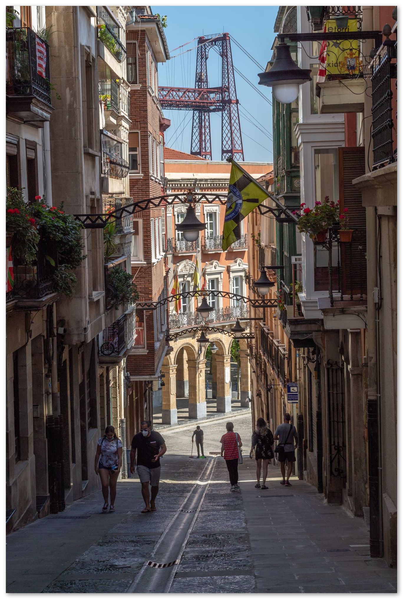 Una peculiar calle con vistas al puente de Portugalete - @filmload