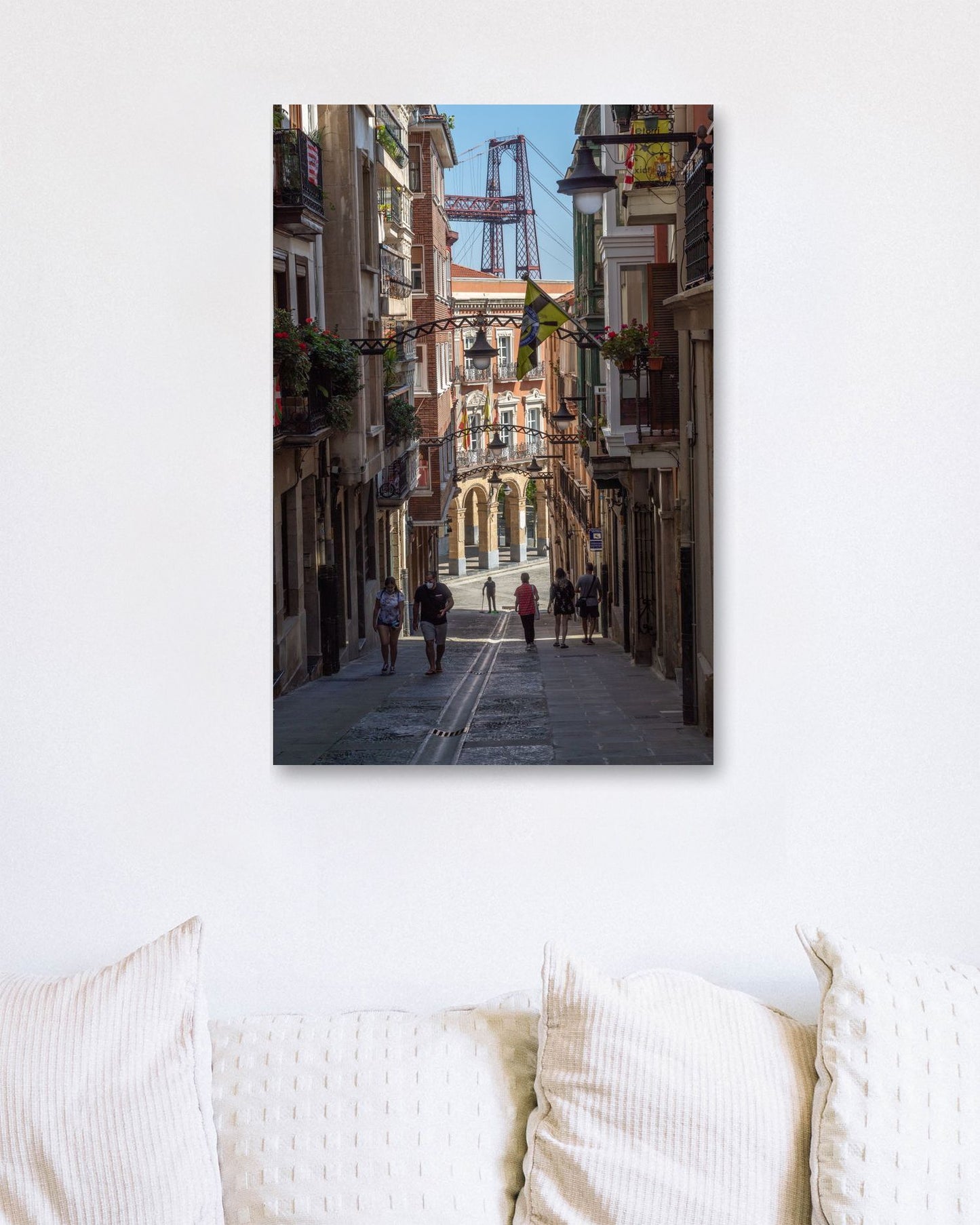 Una peculiar calle con vistas al puente de Portugalete - @filmload