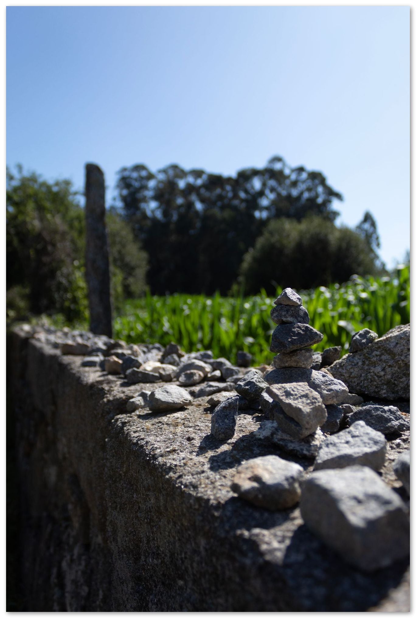 Piedras apiladas sobre un muro de roca - @filmload