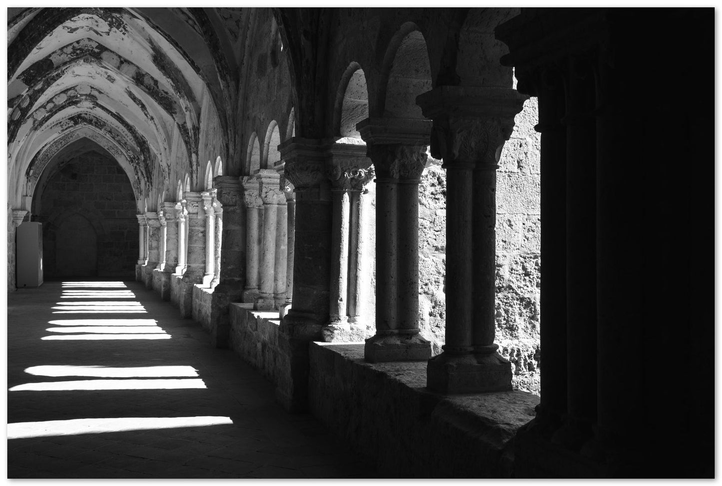 Vista relajante de la luz entrando en los pasillos de un claustro - @filmload