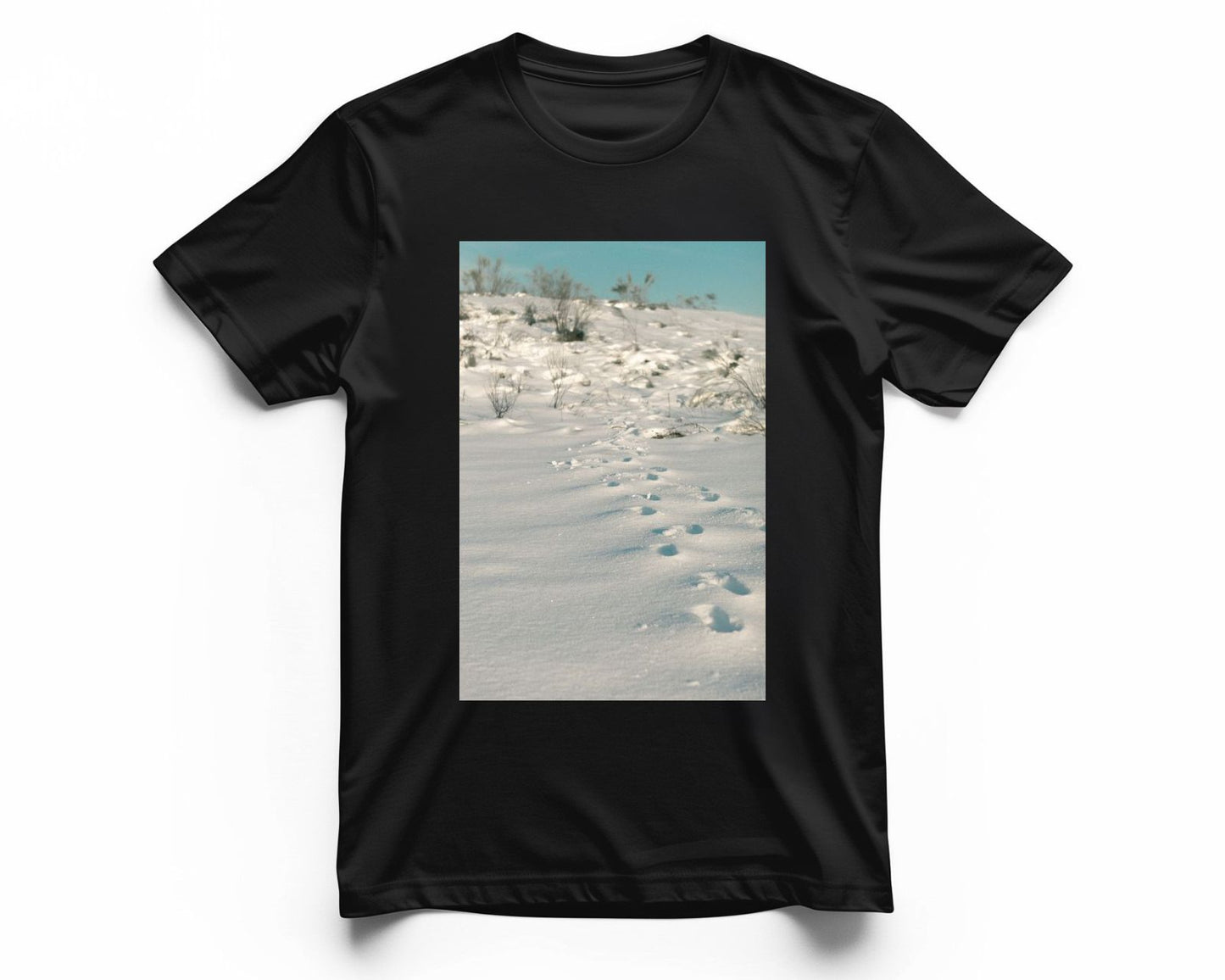 Camino de pisadas en la nieve conduciendo a la cima de un monte - @filmload