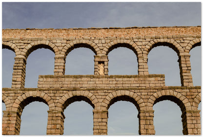 Vista detallada de los arcos superiores del acueducto de Segovia - @filmload