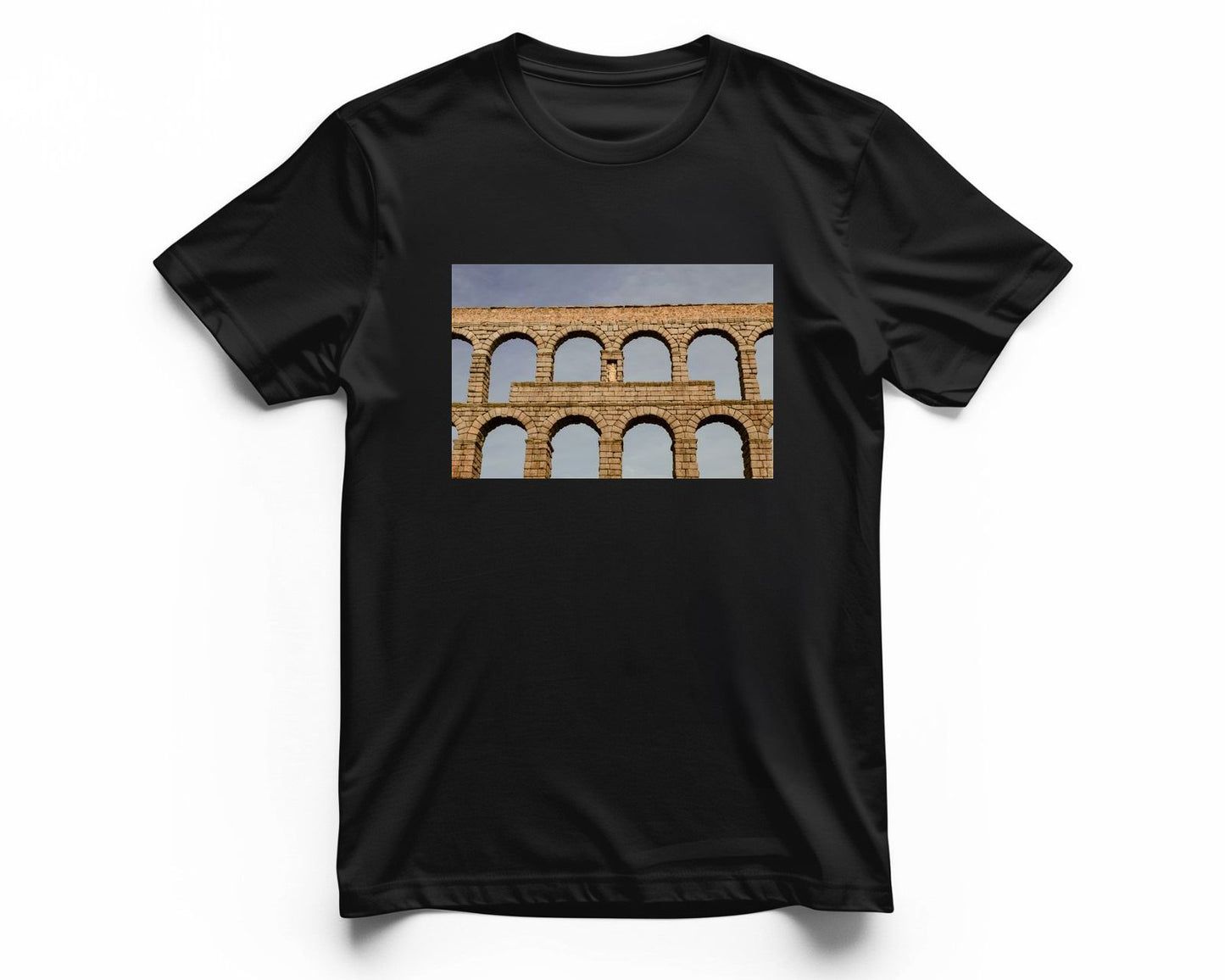 Vista detallada de los arcos superiores del acueducto de Segovia - @filmload