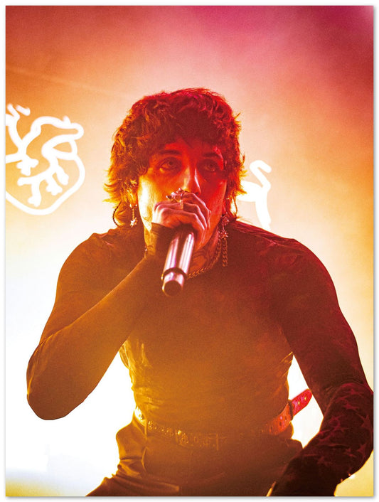 Oliver Sykes on stage - @Eastonpoison